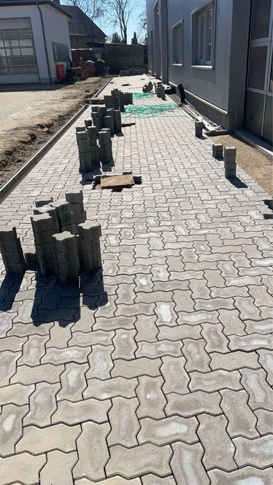 Układanie kostki brukowej - ogrodzenia