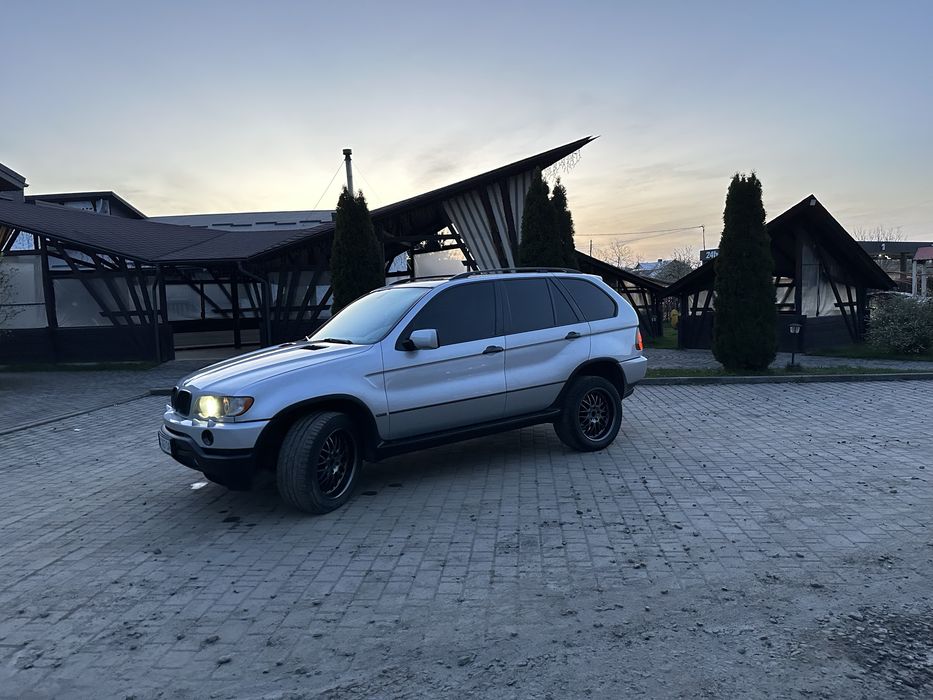 Автомобіль BMW x5 E53