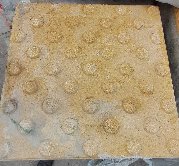 Płytki z wypustkami integracyjna ostrzegawcza