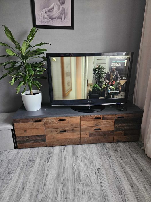 Komoda tv posiada szuflady i szafki
