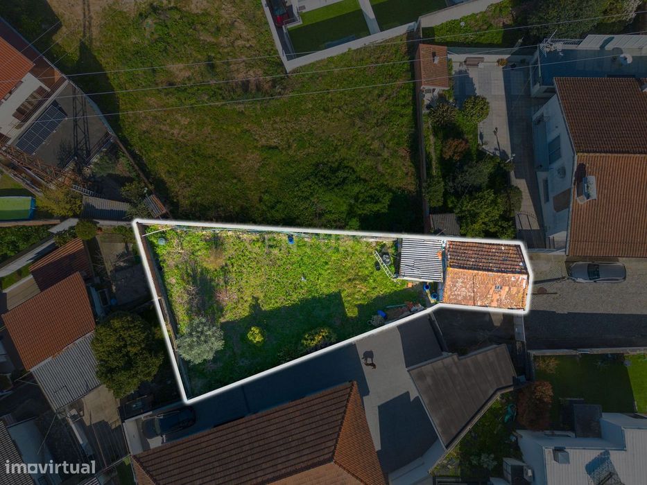 Terreno urbano com Moradia para Recuperar ou Reconstruir em Valbom, Go