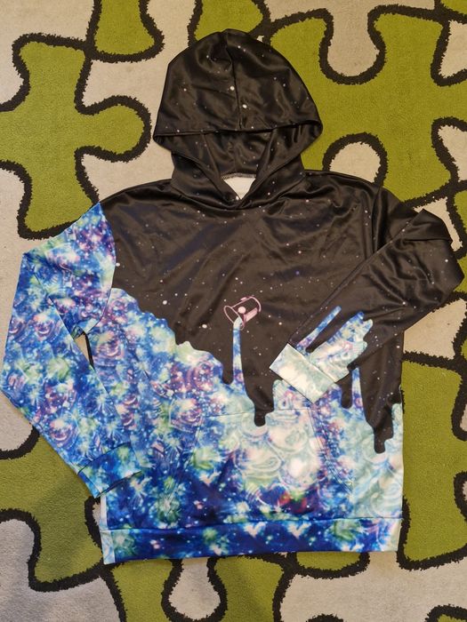 Bluza z kapturem z ciekawym motywem galaxy