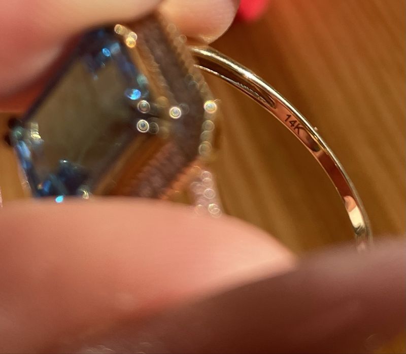 Каблучка 585 з природнім топазом і діамантами