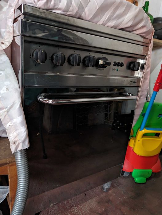 Fogão a gás com 4 saídas e forno