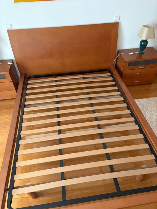 Cama de madeira + Colchão + 2 Mesas de Cabeceira