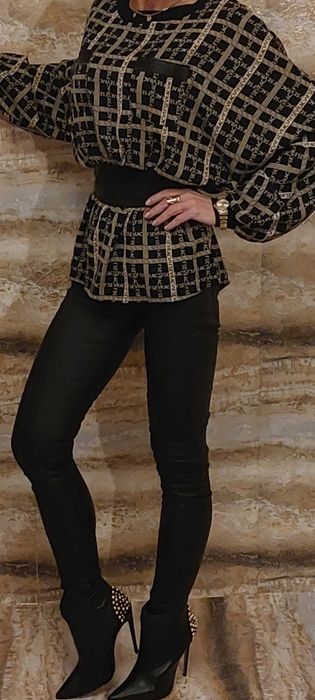 Bardzo efektowna insygnowana koszula z ozdobnym skórzanym pasem