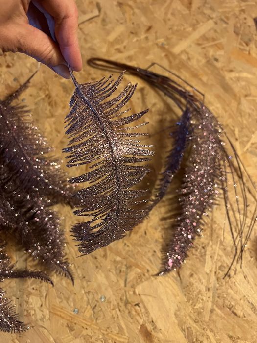 Декор, квіти, гілочки на ялинку