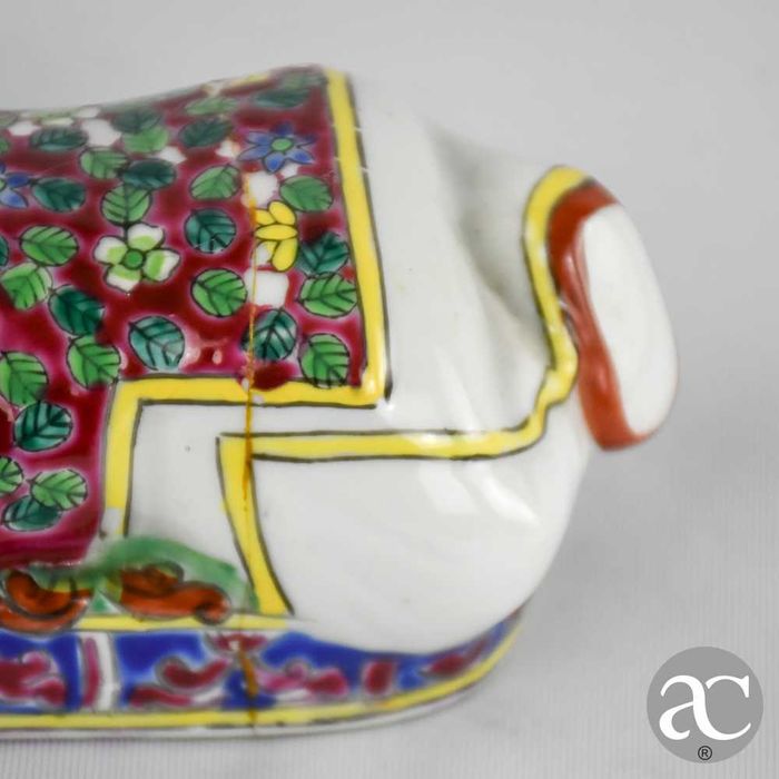 Almofada em porcelana da China, Figura de criança, período República