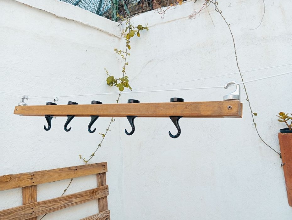 Suporte suspenso de madeira para cozinha