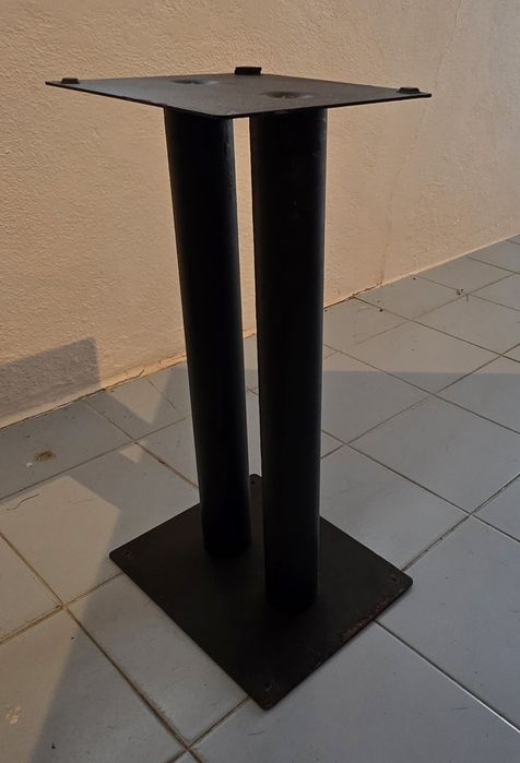 Suportes para um par de colunas monitoras