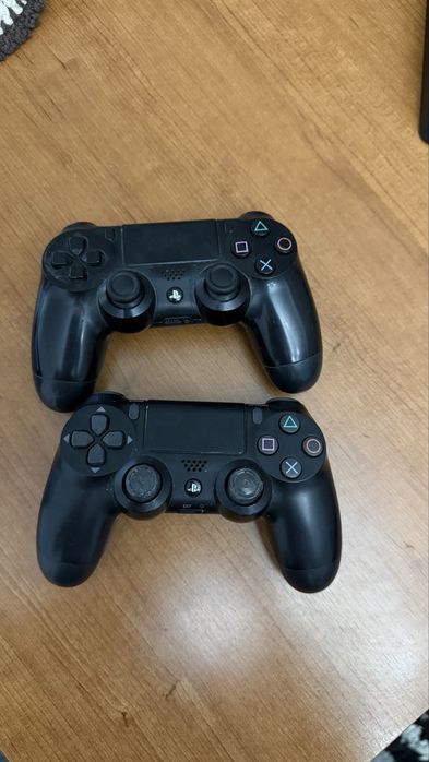 PlayStation 4 Slim + 2 comandos
