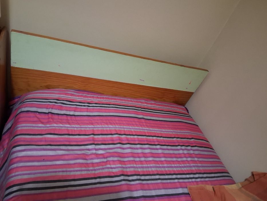 Cama em madeira e mesinha de cabeceira