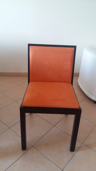 Cadeiras em madeira  estofadas