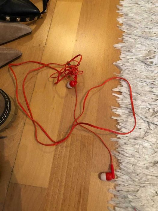 auriculares vermelhos em bolsinha