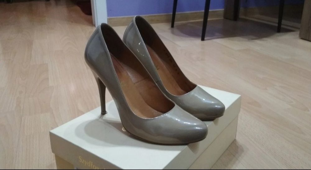 Buty na wąskim obcasie beżowe szydłowski