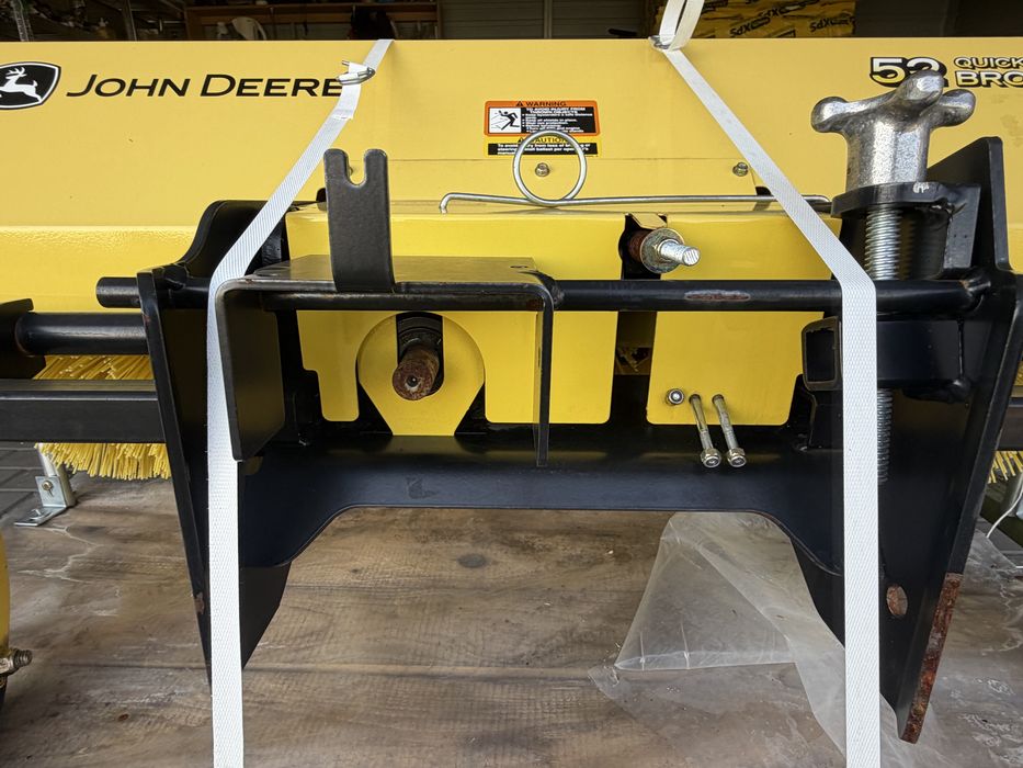 Szczotka zamiatająca John Deere 52” Quick Hitch – NOWA, nieużywana