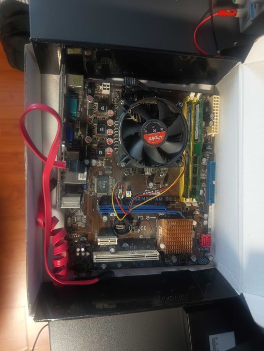 Материнка + Процессор Phenom 8000 3 ядра + 3Gb ОЗУ встроенное видео.