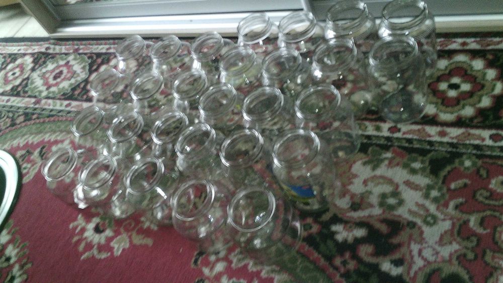 Стеклянные банки.