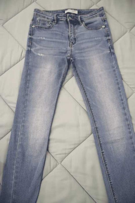 Calças de ganga S azul clara Stradivarius