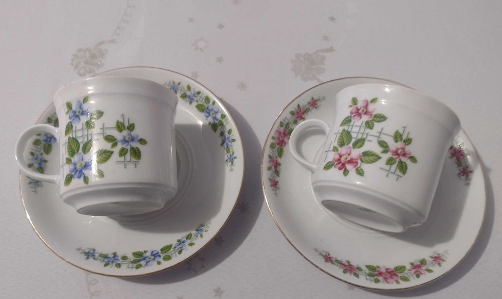 Dwie filiżanki ze spodkami