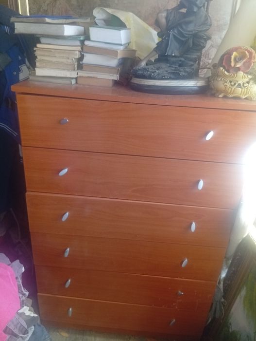 Vendo cômoda com cinco gavetas