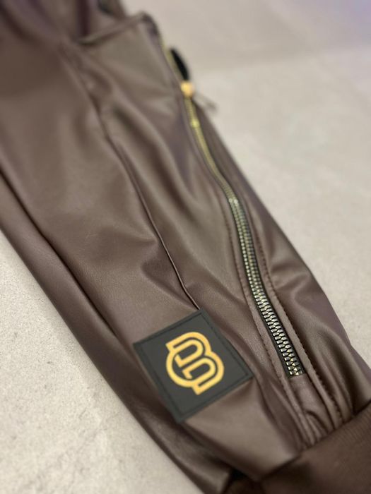 Spodnie joggery skóra – brązowe