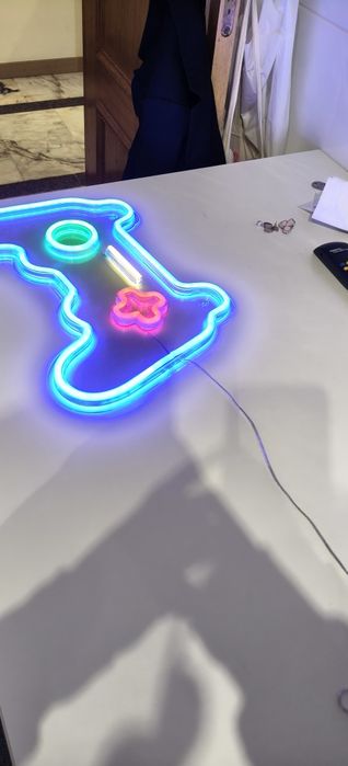 Luminária em forma de comando de consola com cabo para teste