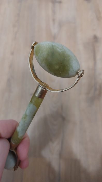 Roler z kamienia do twarzy