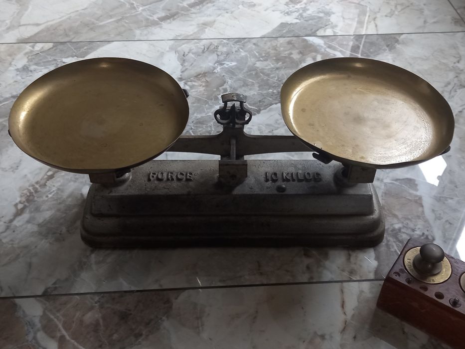 Stara mosiężna waga