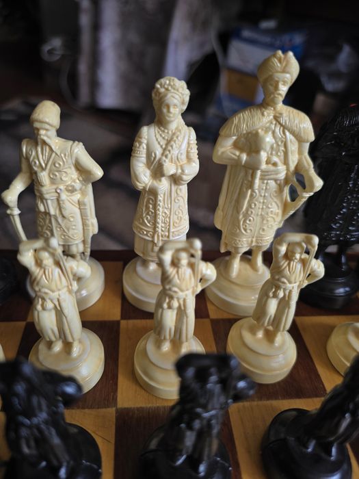 Шахматные фигуры украинские поштучно и Доска Дуб.