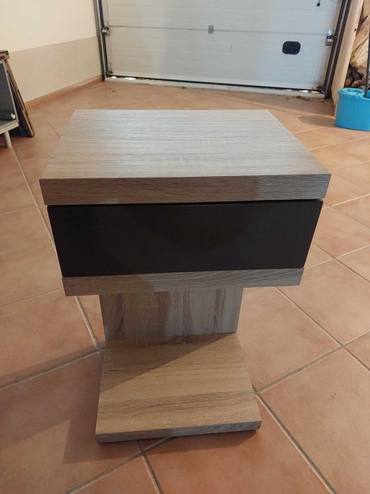 Mesa de cabeceira com rodas 2x. Nova. 40 cm x 32 cm x 70 cm