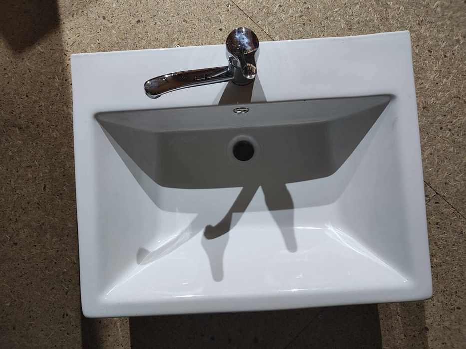 Umywalka z baterią nowa