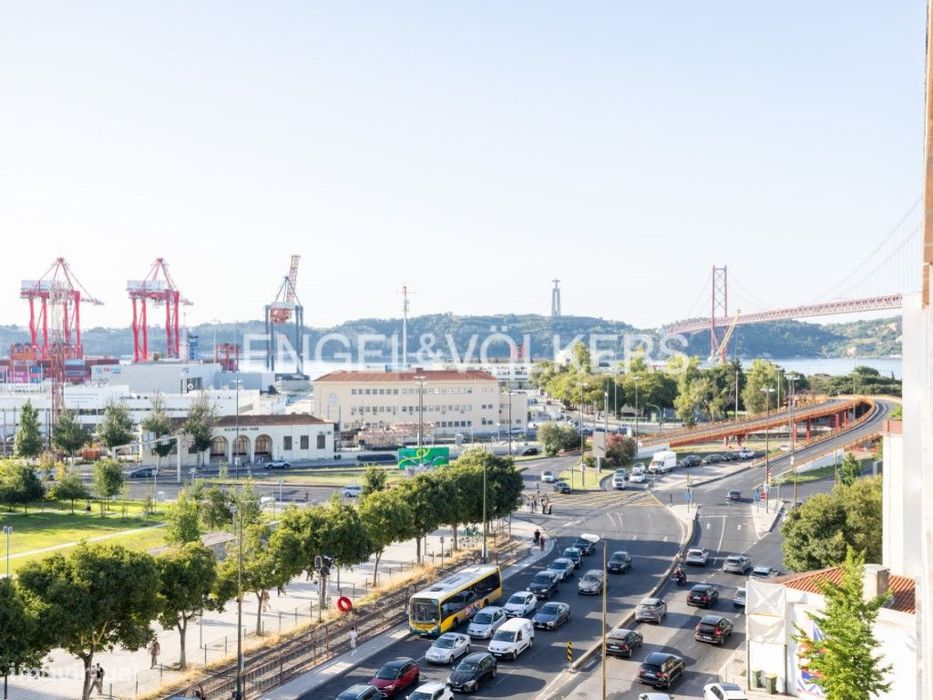 T2 mobilado com garagem e vista rio em Alcântara