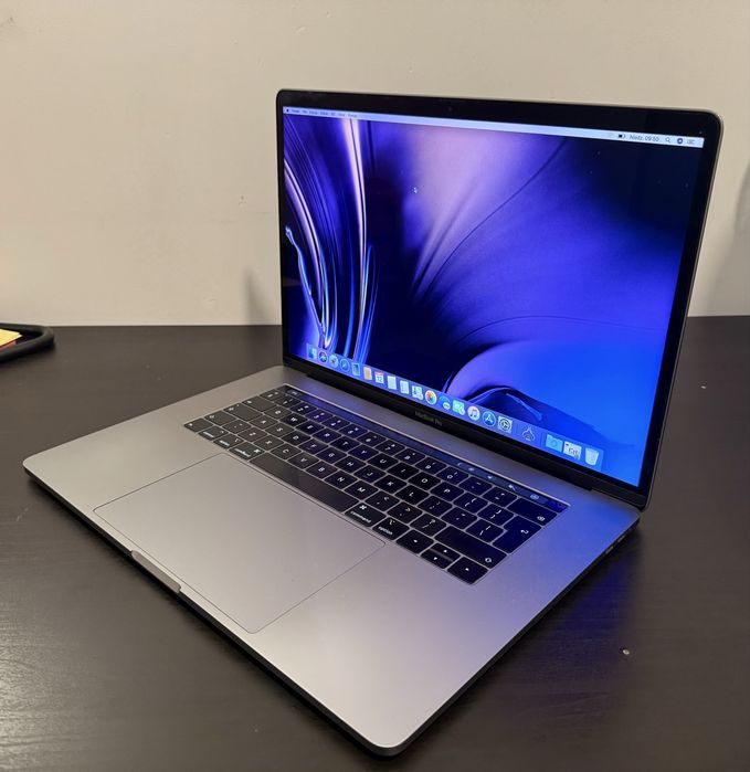 Laptop Apple MacBook Pro 15” / i7 / 16GB RAM / 256GB SSD / model A1990