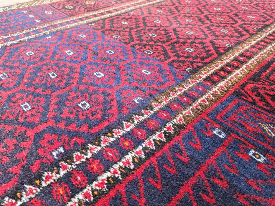 Autentyczny dywan Beluch z Iranu 104 × 200 cm – szlachetna prostota i orientalny charakter