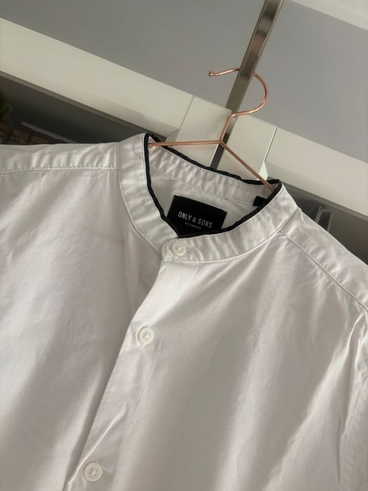 Moda męska - biała koszula ze stójką, granatowa ramówka. ONLY&SONS.