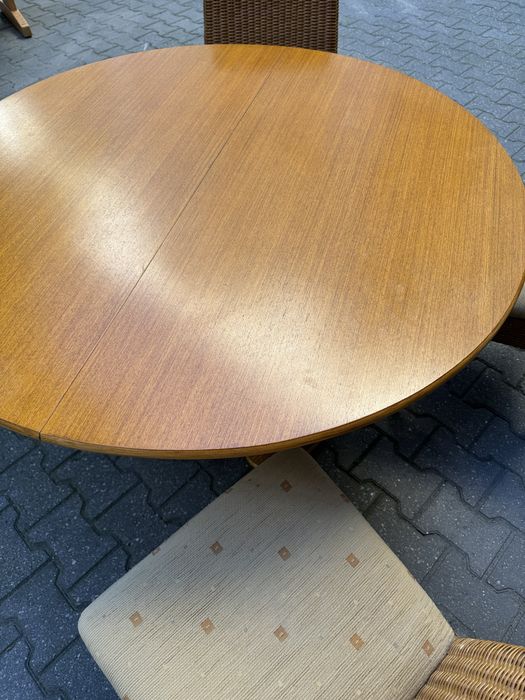 Zestaw jadalniany: okrągły stół rozkładany + 4 krzesła z rattanem/ plecionką