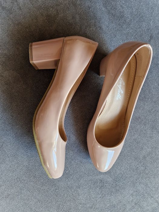 Buty beżowe na słupku 36
