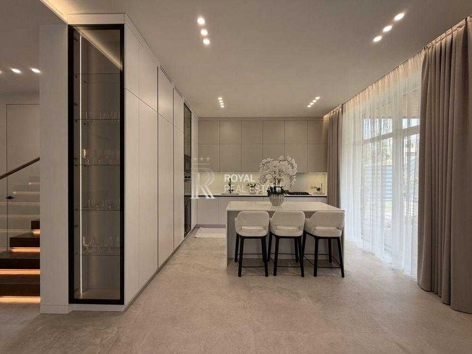 Продаж Будинок КМ «Нова Ходосівка» 210 м² 8 соток Басейн Газ Меблі Техніка Закрита територія Охорона Без комісії - Більше