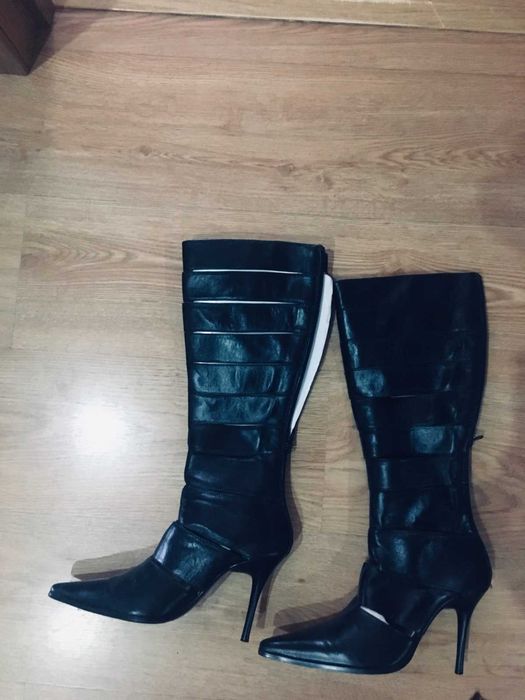 Bota em pele preta com tacão. Novas . Nunca usadas
