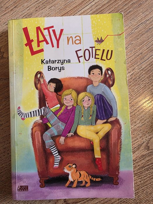 Ksiazka łaty na fotelu