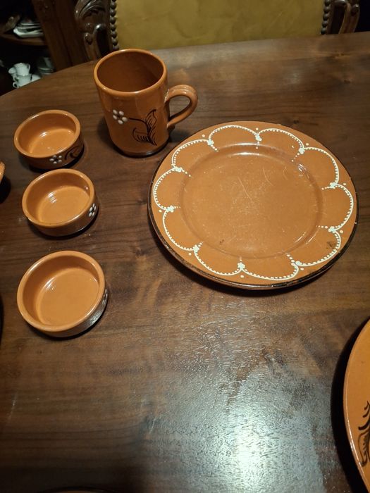Peças de louça de barro pintadas à mão