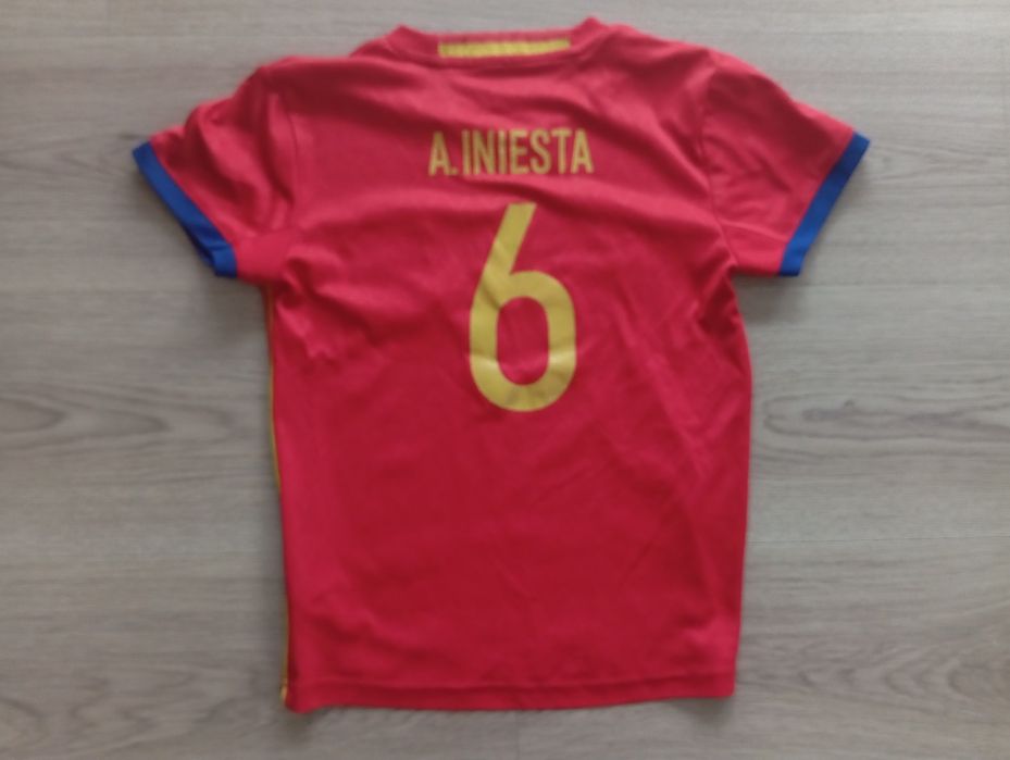 Koszulka piłkarska z napisem A. Iniesta na 7 lat