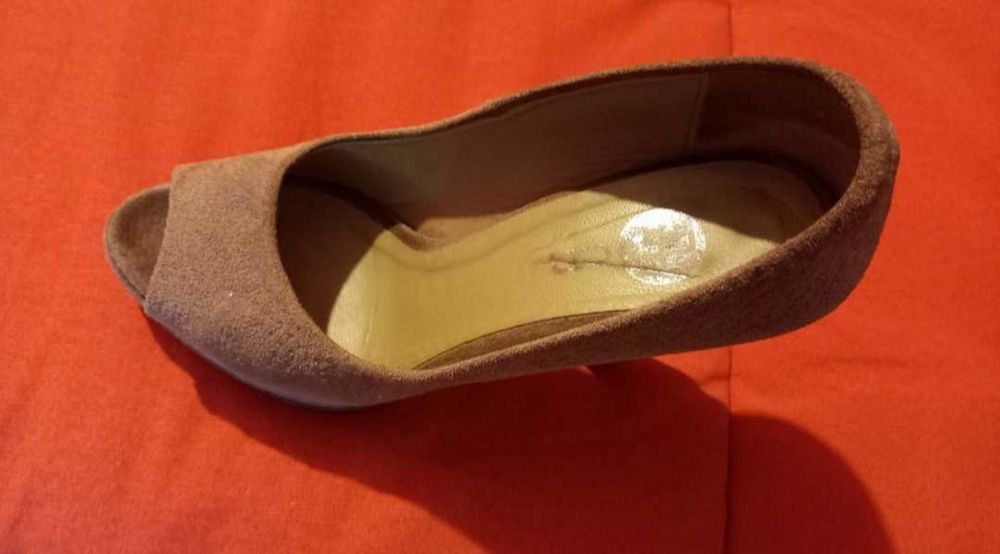 Sapato bege salto alto