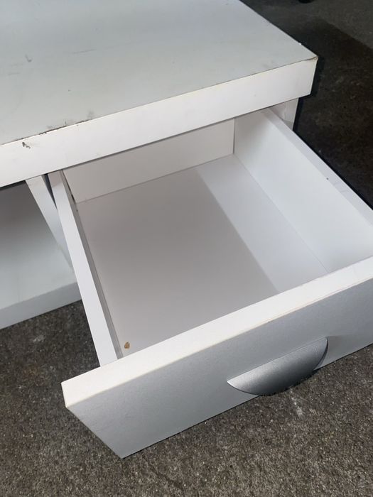 Movel branco de chão