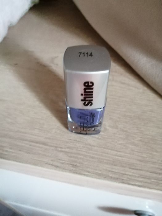 Fioletowy lakier do paznokci