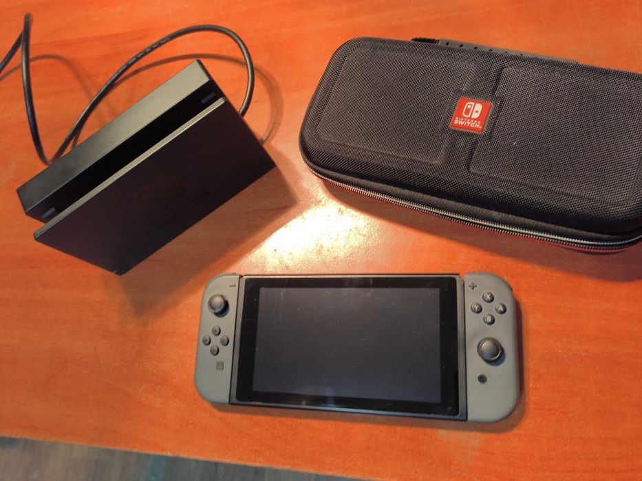 Nintendo Switch stacja doc HDMI etui + New Super Mario Bros U Deluxe
