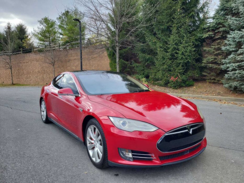 Tesla Model S P85D      2015