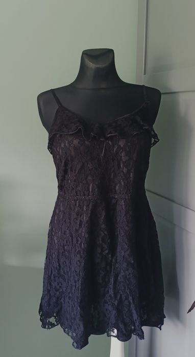 Śliczna koronkowa sukienka z falbanką