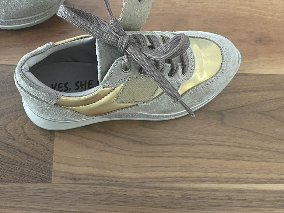 Sapatos/sapatilhas douradas e bege criança